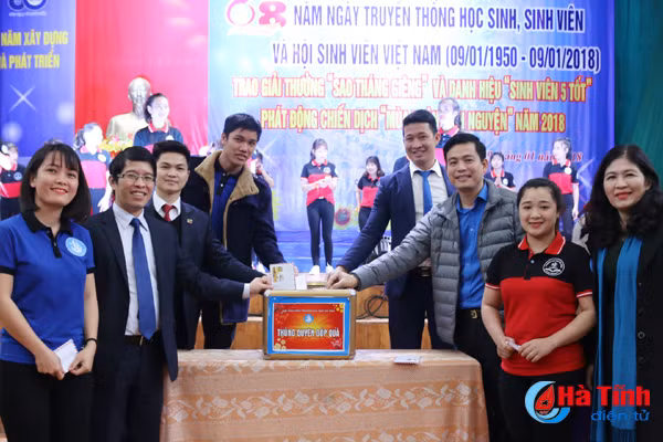 vinh danh 49 sinh vien 5 tot sao thang gieng