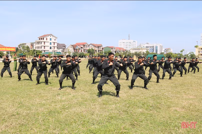 xem chien sy canh sat bieu dien mot minh quat nga nhieu doi tuong pham toi