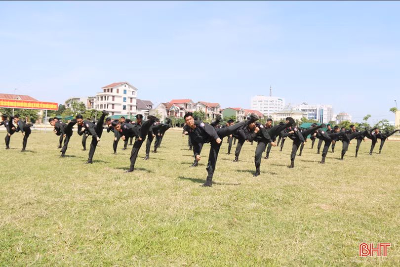 xem chien sy canh sat bieu dien mot minh quat nga nhieu doi tuong pham toi