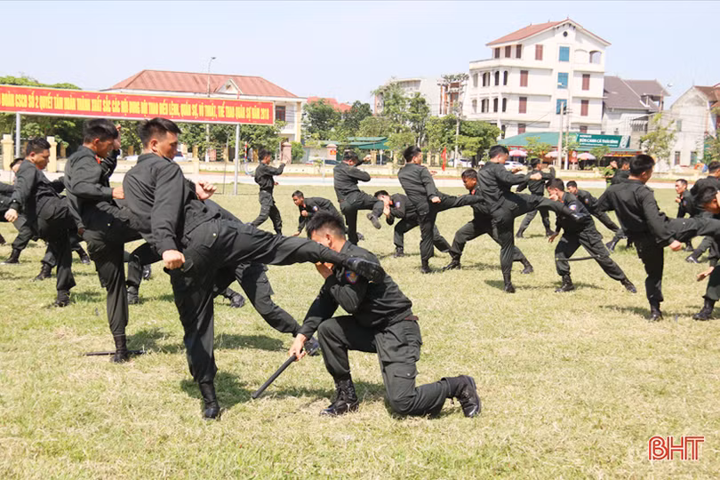 xem chien sy canh sat bieu dien mot minh quat nga nhieu doi tuong pham toi