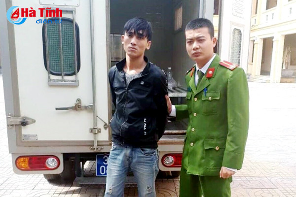 con nghien bi bat khi tren duong mua ma tuy ve su dung