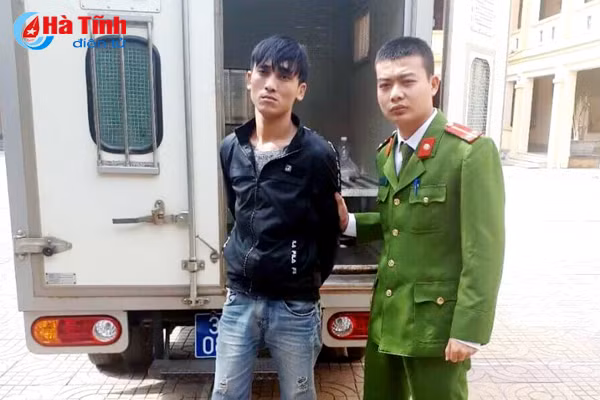 con nghien bi bat khi tren duong mua ma tuy ve su dung