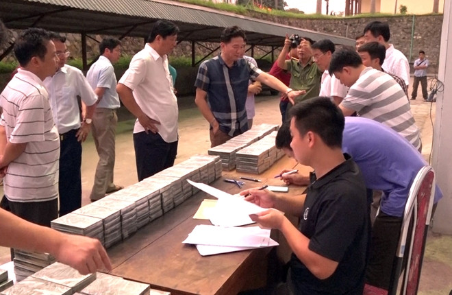 bat 2 doi tuong van chuyen 329 banh heroin tren xe ban tai