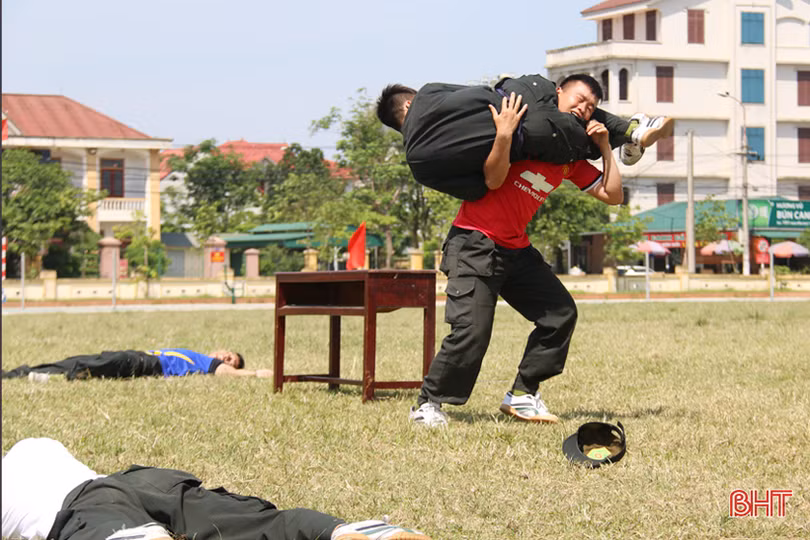 xem chien sy canh sat bieu dien mot minh quat nga nhieu doi tuong pham toi