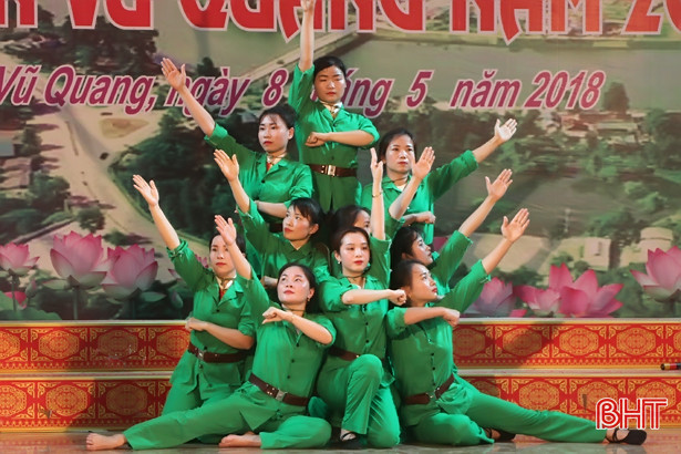 ruc ro sac mau hoi dien nghe thuat quan chung huyen vu quang