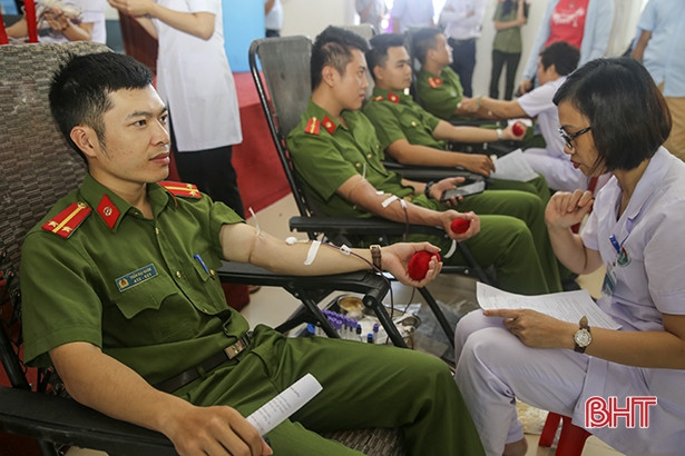 hon 500 can bo doan vien tp ha tinh tham gia hien mau tinh nguyen