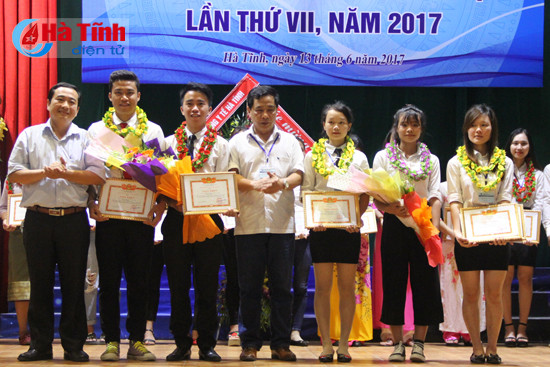 Đại học Hà Tĩnh trao thưởng 9 đề tài nghiên cứu khoa học xuất sắc