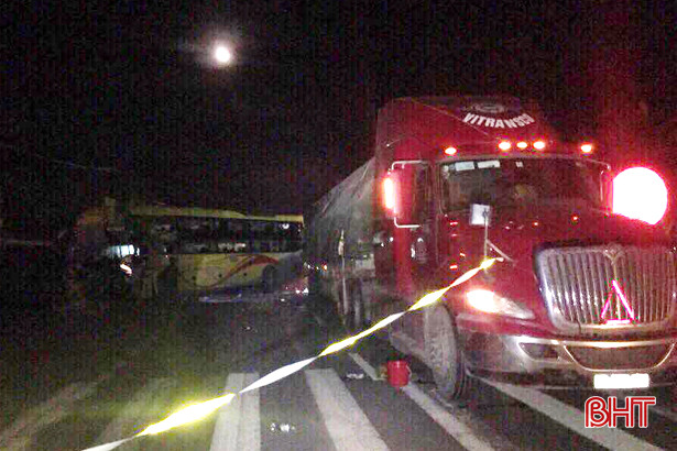 xe khach tong container tai ky anh 2 nguoi chet 7 nguoi bi thuong nang