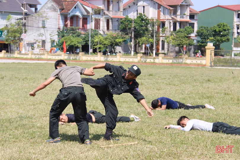 xem chien sy canh sat bieu dien mot minh quat nga nhieu doi tuong pham toi