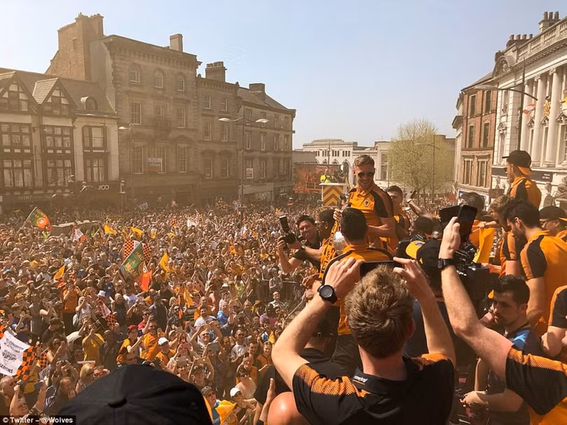 duong pho chuyen mau vang ngay bay soi tro lai premier league