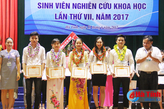Đại học Hà Tĩnh trao thưởng 9 đề tài nghiên cứu khoa học xuất sắc