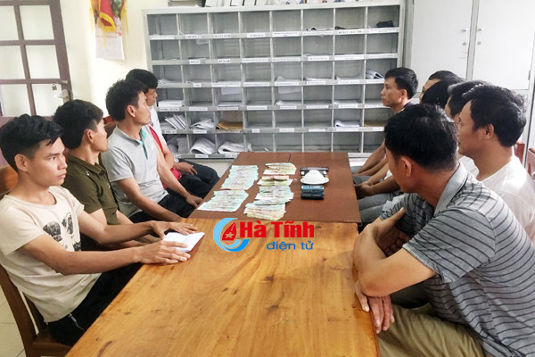 bat soi bac khung trong quan ca phe tai thi xa hong linh