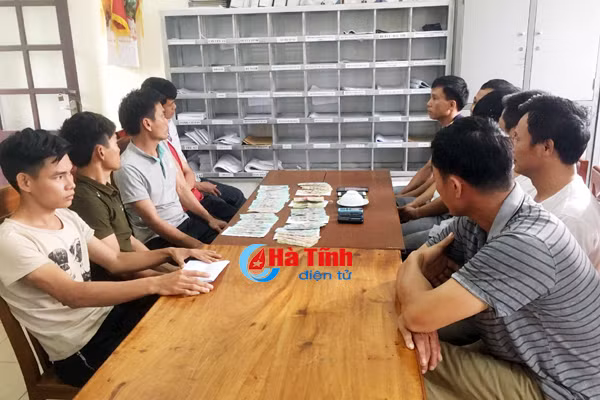 bat soi bac khung trong quan ca phe tai thi xa hong linh