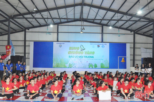 100 sinh viên Đại học Hà Tĩnh “Rung chuông vàng bảo vệ môi trường”