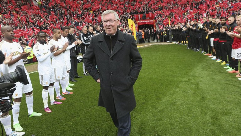 tinh day sau ca phau thuat sir alex ferguson hoi cau khien moi nguoi deu bat ngo