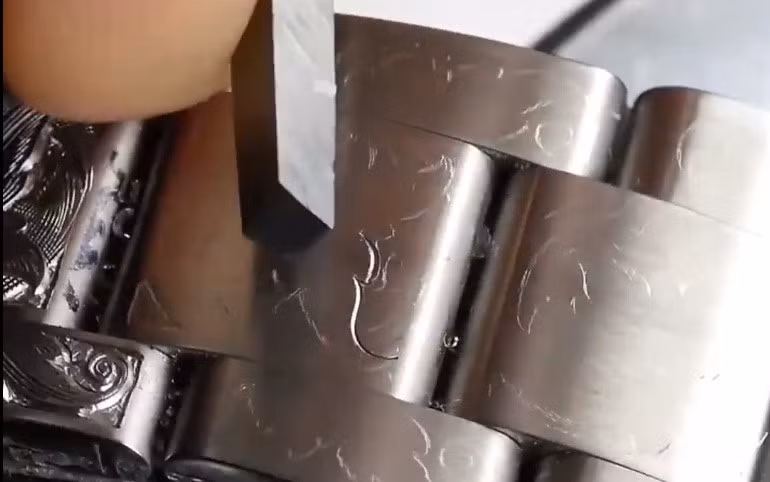 can canh dong ho rolex sang chanh duoc khac bang tay