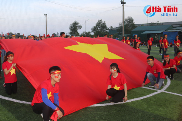 video 300 sv dai hoc ha tinh nhay flashmob co vu u23 viet nam