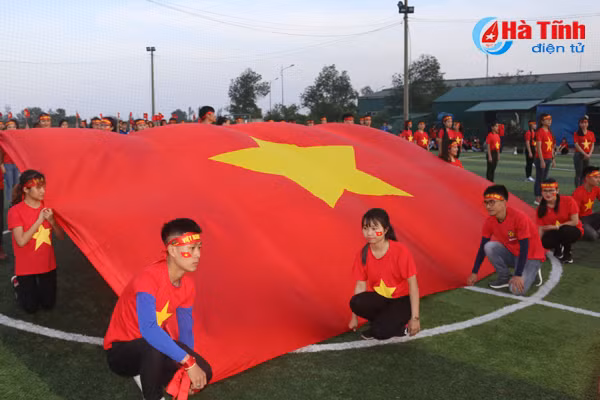 video 300 sv dai hoc ha tinh nhay flashmob co vu u23 viet nam