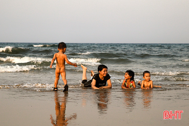 ngay giua tuan du khach van do ve bien thach hai