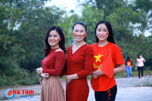 ngam nhung bong hong xinh dep co vu u23 viet nam tai tp ha tinh
