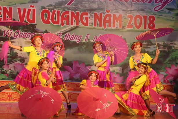 ruc ro sac mau hoi dien nghe thuat quan chung huyen vu quang