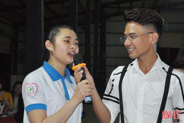 100 sinh viên Đại học Hà Tĩnh “Rung chuông vàng bảo vệ môi trường”