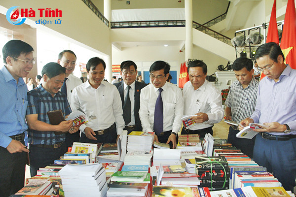 ngay sach viet nam tai ha tinh phuc vu ban doc hon 2 000 dau sach