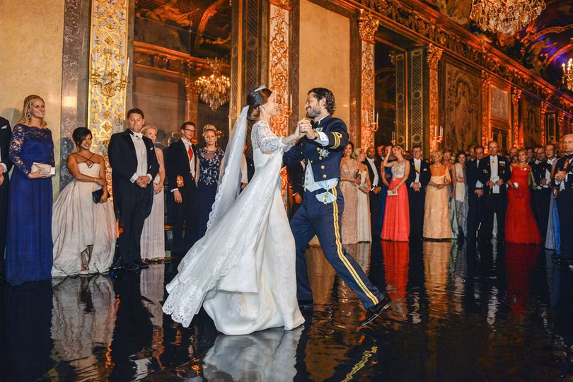 14 mau vay cuoi dep nhat trong lich su hoang gia cac nuoc