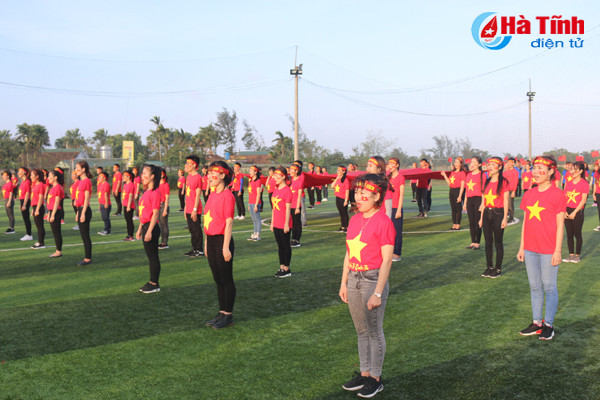 video 300 sv dai hoc ha tinh nhay flashmob co vu u23 viet nam