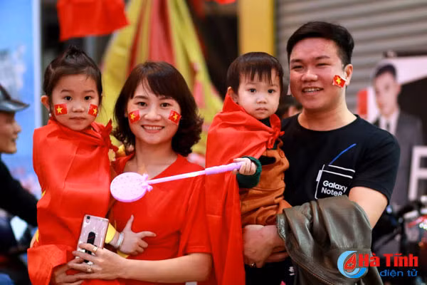 ngam nhung bong hong xinh dep co vu u23 viet nam tai tp ha tinh