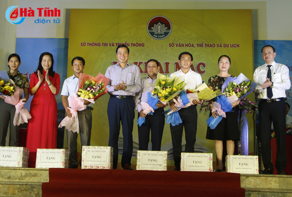 ngay sach viet nam tai ha tinh phuc vu ban doc hon 2 000 dau sach