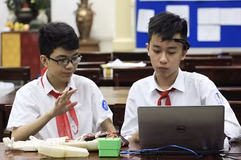 hoc sinh lop 8 che canh tay robot dieu khien bang suy nghi