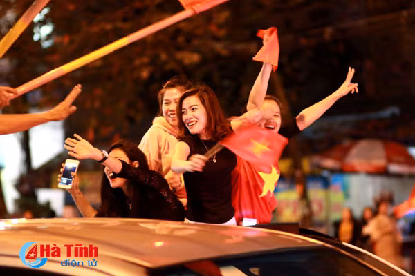 ngam nhung bong hong xinh dep co vu u23 viet nam tai tp ha tinh