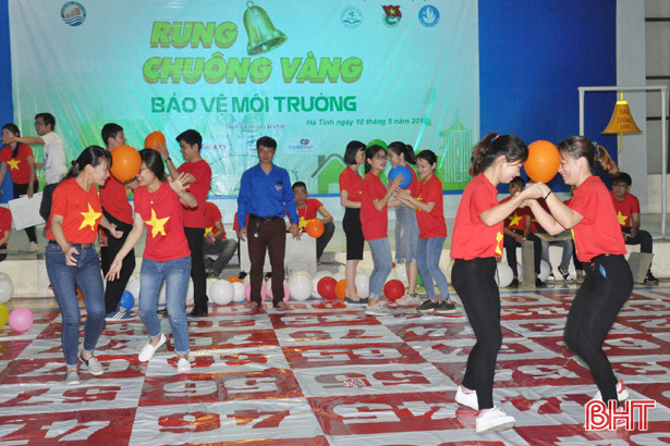 100 sinh viên Đại học Hà Tĩnh “Rung chuông vàng bảo vệ môi trường”