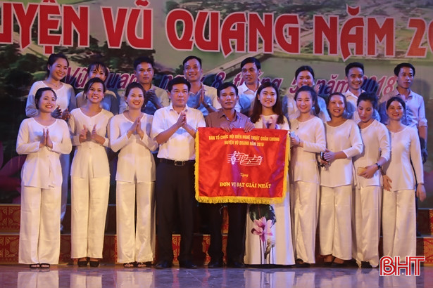 ruc ro sac mau hoi dien nghe thuat quan chung huyen vu quang