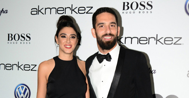 arda turan cua barcelona day trong tai bi treo gio ky luc 16 tran