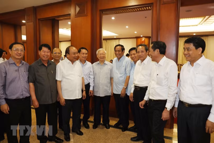 toan canh ngay lam viec thu hai cua hoi nghi trung uong 7