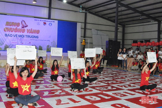 100 sinh viên Đại học Hà Tĩnh “Rung chuông vàng bảo vệ môi trường”