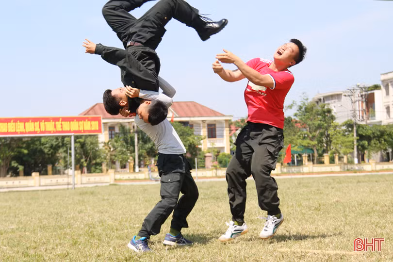 xem chien sy canh sat bieu dien mot minh quat nga nhieu doi tuong pham toi