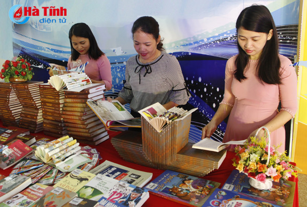 ngay sach viet nam tai ha tinh phuc vu ban doc hon 2 000 dau sach