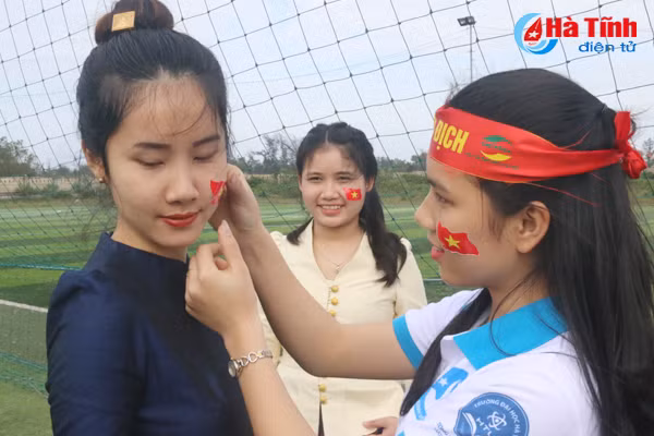 video 300 sv dai hoc ha tinh nhay flashmob co vu u23 viet nam