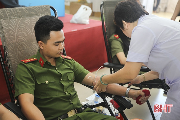 hon 500 can bo doan vien tp ha tinh tham gia hien mau tinh nguyen