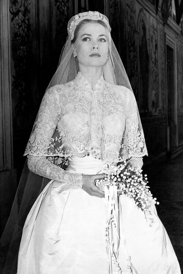 Thân vương phi Monaco Grace Kelly, 1956: Bộ váy cưới hiệu Helen Rose của minh tinh Grace Kelly cũng được đánh giá rất cao. Phần thân trên của bộ cánh được làm từ ren. Phần váy phía dưới thiết kế từ satin mang phom dáng xòe nữ tính. Trang phục còn sử dụng nhiều chất liệu cao cấp khác như lụa tuyn, ren đính ngọc trai hay ren hoa đặc trưng của vùng Valenciennes, Pháp. 14 mau vay cuoi dep nhat trong lich su hoang gia cac nuoc