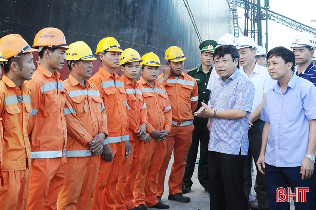 lanh dao ha tinh tham hoi tang qua cong nhan cang vung ang