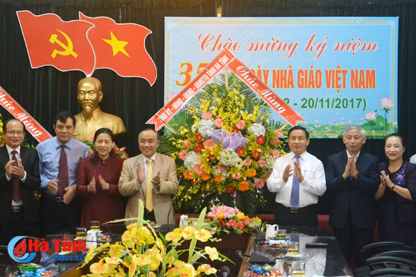 lanh dao tinh chuc mung nganh gd dt cac nha truong nhan ngay 20 11