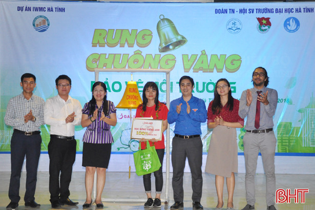 100 sinh viên Đại học Hà Tĩnh “Rung chuông vàng bảo vệ môi trường”