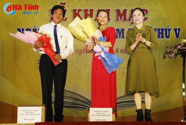 ngay sach viet nam tai ha tinh phuc vu ban doc hon 2 000 dau sach