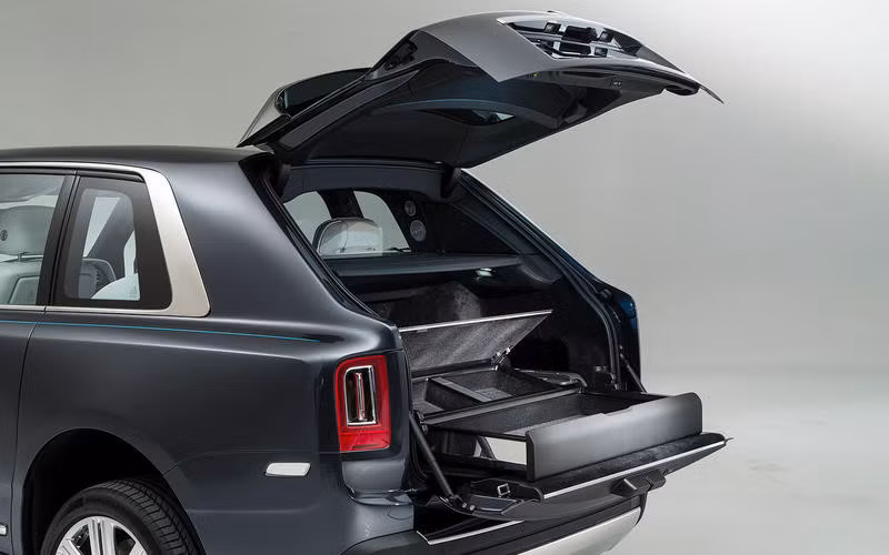 rolls royce cullinan doi thu dang gom cua bentley bentayga