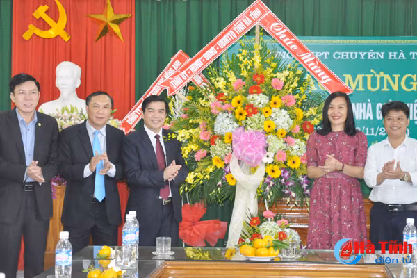 lanh dao tinh chuc mung nganh gd dt cac nha truong nhan ngay 20 11