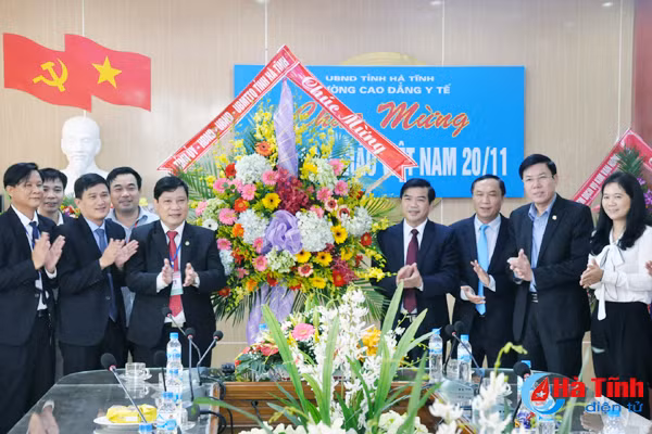 lanh dao tinh chuc mung nganh gd dt cac nha truong nhan ngay 20 11